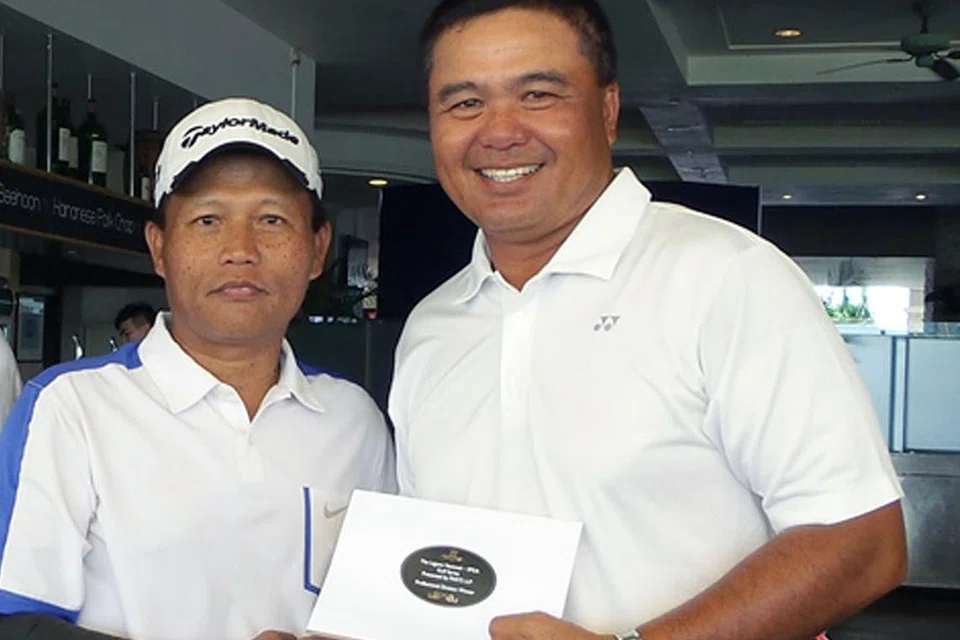 TAHNIAH!: Encik Mahmud (kiri) menyampaikan cek kemenangan kepada jaguh negara, Mardan Mamat, semasa menaja satu pertandingan di sini dua tahun lalu. - Foto fail