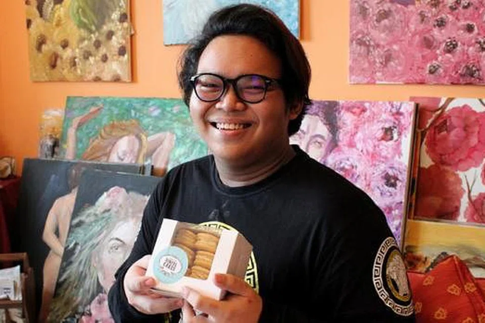 BAKAT SENI LUKIS DIPINDAHKAN KE DAPUR: Encik Muhammad Raimy Ismail, pengasas Sinful Cakes, amat berbesar hati apabila rekaan 'macaron tradisional' beliau seperti 'macaron' onde-onde dan badak berendam mendapat sambutan yang menggalakkan. - Foto SITI AISYAH NORDIN