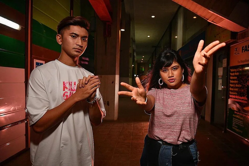 MAJU SEIRINGAN: Rakan kerjasama dalam lagu 'X Kenal', Mohamed Daniel Matin (Daniel Sky) dan Afrah Athasha (Zalelo). berkongsi misi berjaya dalam bidang muzik dan perniagaan. Daniel mengusahakan bisnes fesyen jalanan manakala Afrah usahawan 'bubble tea'. - Foto BH oleh CHONG JUN LIANG