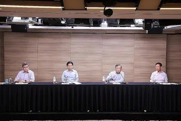 SIDANG MEDIA MTF: (Dari kiri) Pengarah Khidmat Perubatan Singapura Kenneth Mak, Menteri Kewangan Lawrence Wong, Menteri Perdagangan dan Perusahaan Gan Kim Yong dan Menteri Kesihatan Ong Ye Kung dalam sidang media MTF semalam. - Foto MCI
