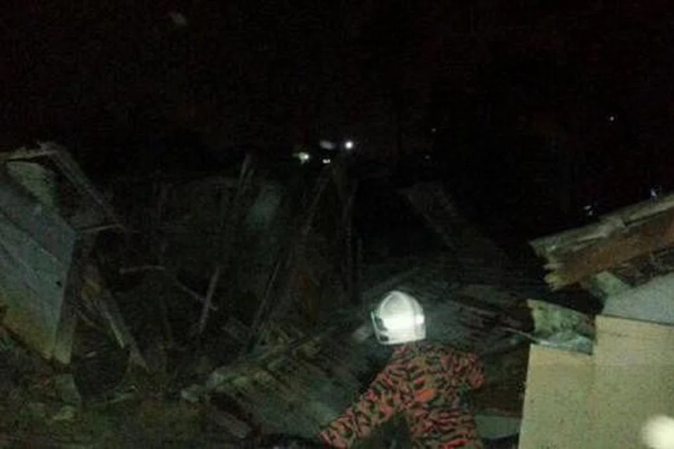 Akibat tanah runtuh: Enam rumah setinggan musnah dalam kejadian tanah runtuh di Larkin.