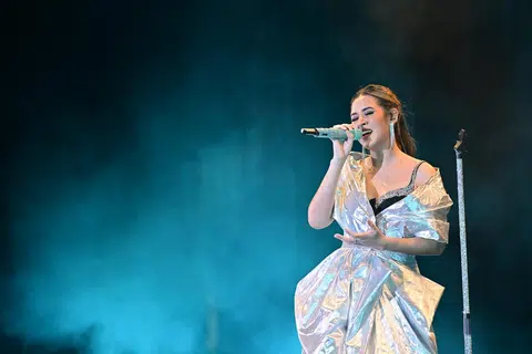 KONSERT PALING SANTAI: Tanpa perlu bangkit menari, penonton dihiburkan dengan vokal mantap Raisa yang mempesona dan membawa anda terbang jauh dalam zon cinta yang menenangkan.