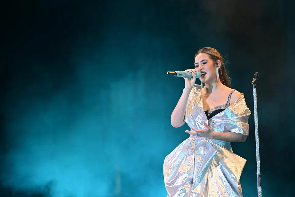 KONSERT PALING SANTAI: Tanpa perlu bangkit menari, penonton dihiburkan dengan vokal mantap Raisa yang mempesona dan membawa anda terbang jauh dalam zon cinta yang menenangkan.