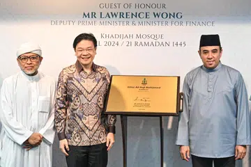 Pengerusi bersama Kumpulan Pemulihan Keagamaan (RRG) Ustaz Mohamad Hasbi Hassan (kiri) dan Ustaz Dr Mohamed Ali (kanan) bergambar bersama Timbalan Perdana Menteri, Encik Lawrence Wong, selepas merasmikan penamaan semula auditorium Masjid Khadijah kepada ‘Auditorium Ustaz Ali Haji Mohamed’ sewaktu majlis berbuka puasa di Masjid Khadijah pada 1 April. 