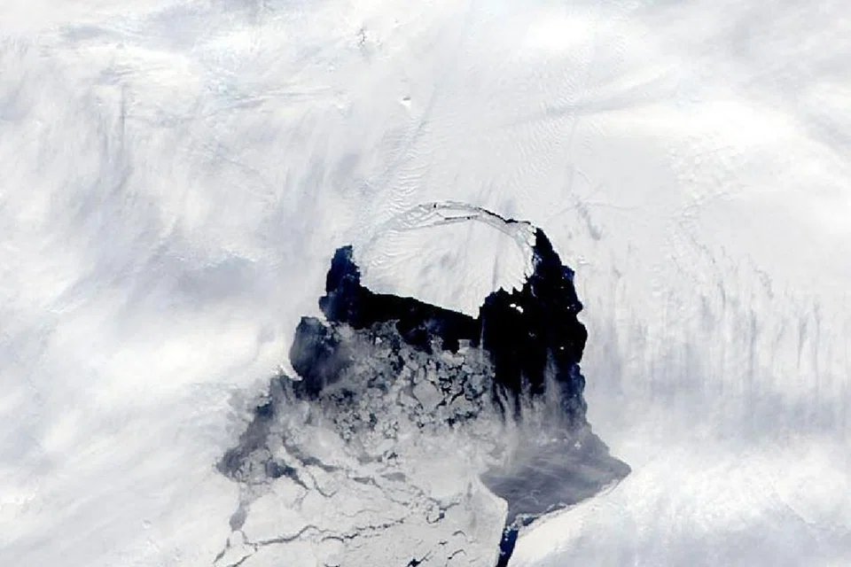 TERPISAH DARI ANTARTIKA: Gambar yang diambil oleh satelit Aqua Nasa menunjukkan sebuah aisberg pecah dari Glasier Pine Island di Antartika dan sekarang terpisah dari benua itu. - Foto gambar fail Nasa.