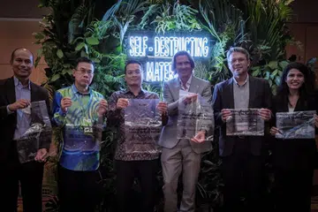 DIDIK PENGGUNA: Menteri Sumberi Asli, Alam Sekitar dan Perubahan Iklim Malaysia, Encik Nik Nazmi Nik Ahmad (tiga dari kiri), menunjukkan plastik boleh terbiodegradasi ketika menghadiri majlis anjuran Polymateria sempena Persidangan dan Pameran Teknologi Hijau dan Produk Eko Antarabangsa Malaysia (IGEM) 2023 di Kuala Lumpur pada Khamis.