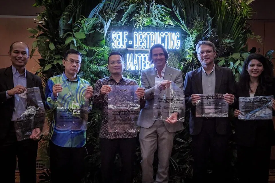 DIDIK PENGGUNA: Menteri Sumberi Asli, Alam Sekitar dan Perubahan Iklim Malaysia, Encik Nik Nazmi Nik Ahmad (tiga dari kiri), menunjukkan plastik boleh terbiodegradasi ketika menghadiri majlis anjuran Polymateria sempena Persidangan dan Pameran Teknologi Hijau dan Produk Eko Antarabangsa Malaysia (IGEM) 2023 di Kuala Lumpur pada Khamis.