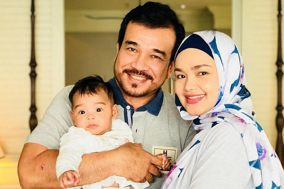 BERTAMBAH BAHAGIA: Kehadiran Siti Aafiyah, anak sulung pasangan Siti Nurhaliza dan Datuk K ini, menambahkan lagi kebahagiaan rumah tangga mereka. - Foto FACEBOOK SITI NURHALIZA