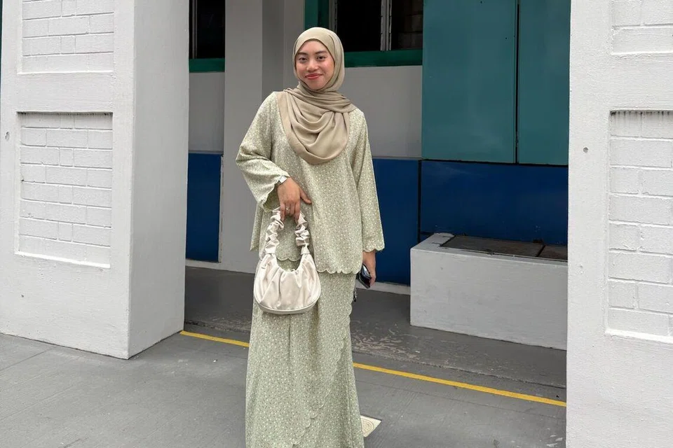 Melalui saluran siaran langsung TikTok yang menjual baju Raya terpakai, Cik Nur Sab’rina Nordin, telah membeli set baju kurung yang digayakannya ini pada harga $15.
