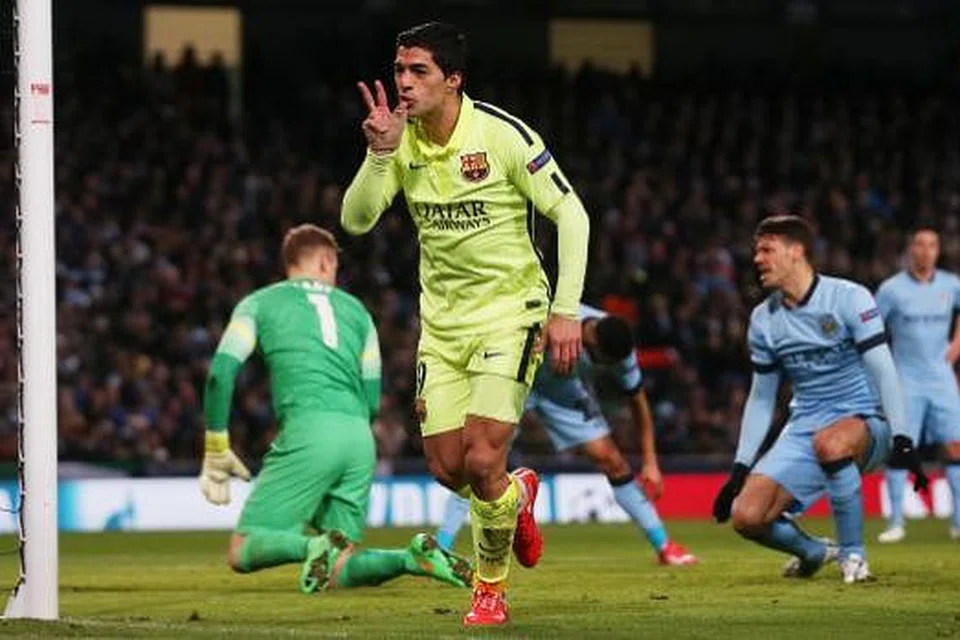 Luis Suares meraikan gol kedua yang dijaringkannya, membantu Barcelona menewaskan Manchester City 2-1 di Stadium Etihad.