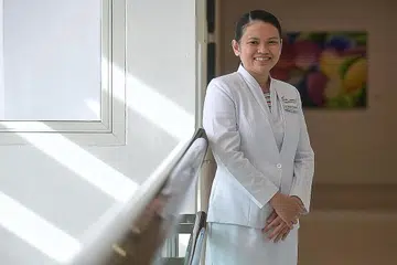 TIDAK DAPAT DILUPAKAN: Pengalaman Cik Hezlin Adenan menyertai rombongan jemaah haji Singapura sebagai jururawat sukarela merupakan antara detik yang tidak dapat dilupakannya dalam kerjayanya sebagai jururawat. - Foto ST oleh KUA CHEE SIONG
