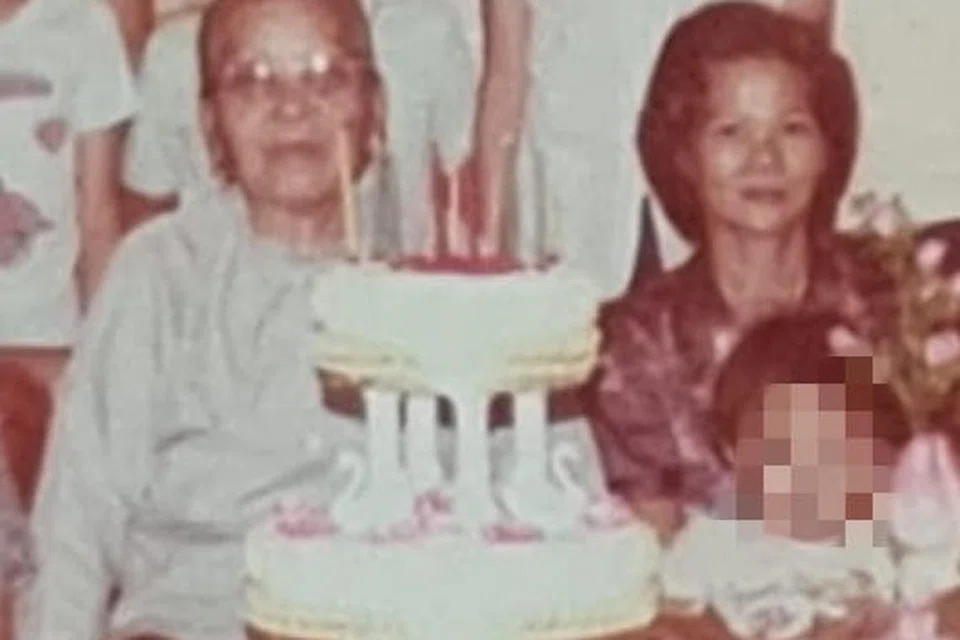 DORONGAN IBU : Cik Lau (kanan) dengan ibu mertuanya (kiri) dalam gambar dipetik sekitar 1976. Difahami, ibu mertua Cik Lau yang mendorong beliau menyerahkan anak  perempuannya kepada keluarga Melayu. 