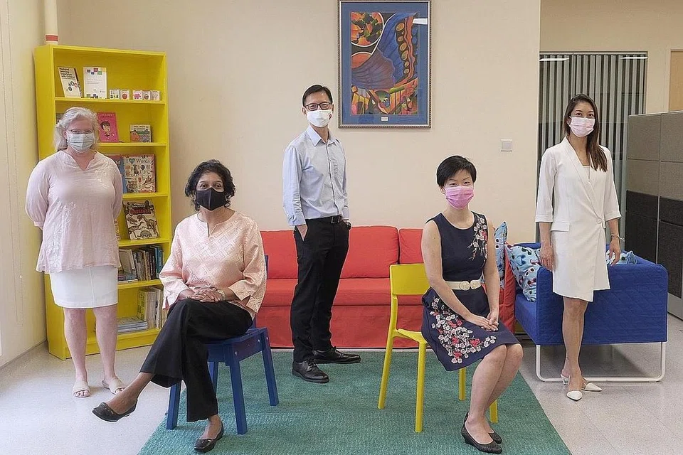 PASUKAN SKIP: (Dari kiri) Dr Beth O' Brien, Ketua Kajian Awal dan Pertengahan Kanak-kanak, Pusat Kajian dalam Pembangunan Anak (CRCD); Dr Nirmala Karuppiah, Ketua Pendidikan CRCD; Profesor Madya Kenneth Poon, Dekan Bersekutu, Kajian Pendidikan, Pejabat Kajian Pendidikan (OER) dan Pengarah Bersama CRCD; Dr Ng Ee Lynn, Saintis Kajian CRCD dan Dr Fannie Khng, Penolong Dekan, Pengurusan Kajian OER. - Foto BH oleh GAVIN FOO