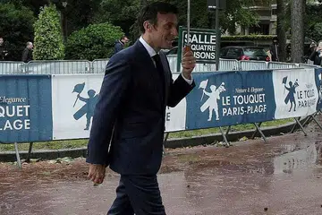 MENDUNG MASA DEPAN?: Keputusan pengundian pusingan kedua kelmarin menyaksikan politik Perancis terjerumus ke kancah pergolakan, dengan Encik Macron (atas) terpaksa mengusahakan jalinan sekutu baru. - Foto AFP