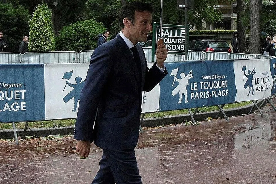 MENDUNG MASA DEPAN?: Keputusan pengundian pusingan kedua kelmarin menyaksikan politik Perancis terjerumus ke kancah pergolakan, dengan Encik Macron (atas) terpaksa mengusahakan jalinan sekutu baru. - Foto AFP