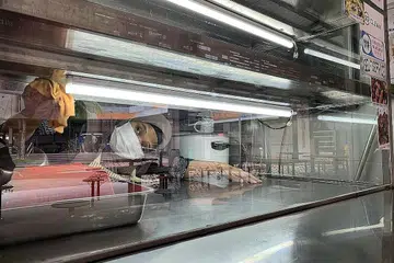 SUNYI SEPI: Cik Bahera Misal membuka gerainya, Yamin Nasi Padang, semalam hanya untuk membersihkan kedainya itu setelah ditutup selama dua minggu. Kebanyakan gerai lain di 115 Pasar dan Pusat Penjaja Bukit Merah View masih belum dibuka apabila Berita Harian mengunjungi tempat tersebut semalam. - Foto BH oleh NUR FATHIN AWALLUDIN