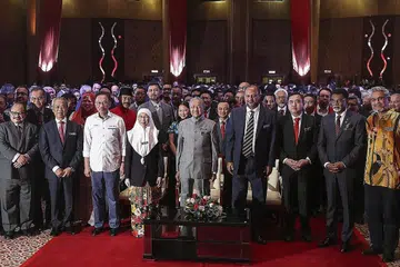 MERAIKAN ULANGTAHUN PERTAMA PEMERINTAHAN PAKATAN HARAPAN: Perdana Menteri Malaysia, Tun Dr Mahathir Mohamad (tengah) bersama-sama timbalan perdana menteri Dr Wan Azizah Wan Ismail (empat dari kiri) dan suami, Datuk Seri Anwar Ibrahim (tiga dari kiri), bergambar dengan pemimpin lainnya selepas menyampaikan amanat khas sempena ulangtahun pertama pentadbiran Pakatan Harapan di Putrajaya, pada 9 Mei lalu. - Foto EPA-EFE