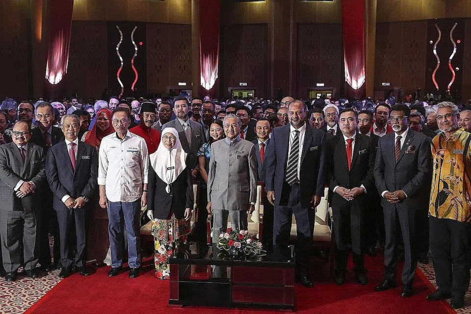 MERAIKAN ULANGTAHUN PERTAMA PEMERINTAHAN PAKATAN HARAPAN: Perdana Menteri Malaysia, Tun Dr Mahathir Mohamad (tengah) bersama-sama timbalan perdana menteri Dr Wan Azizah Wan Ismail (empat dari kiri) dan suami, Datuk Seri Anwar Ibrahim (tiga dari kiri), bergambar dengan pemimpin lainnya selepas menyampaikan amanat khas sempena ulangtahun pertama pentadbiran Pakatan Harapan di Putrajaya, pada 9 Mei lalu. - Foto EPA-EFE