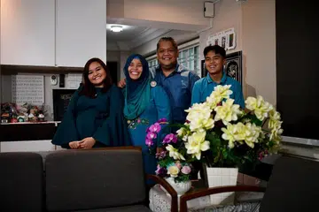 KELUARGA UTUH: Keluarga Cik Nurai'sha dan Encik Zulkiflee mengamalkan komunikasi terbuka dan gemar melakukan kegiatan keluarga seperti makan dan menonton filem bersama dalam usaha membina keluarga yang rapat, mesra dan utuh. - Foto BH oleh LIM YAOHUI