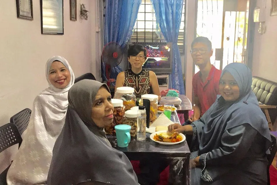 RUANG TIDAK RASMI KENAL SATU SAMA LAIN: Interfaith Youth Circle (IYC) iaitu kumpulan silang agama telah mengadakan acara tahunan SG Muslims for Eid (Muslim Singapura bagi Eid) yang menyediakan ruang tidak rasmi untuk para tetamu mengenali satu sama lain sambil menjamu selera dengan hidangan Lebaran. - Foto INTERFAITH YOUTH CIRCLE SINGAPORE