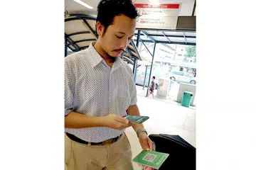FENOMENA YANG SUKAR DIELAK: Encik Saiful berpendapat pembayaran tanpa tunai ini telah membawa satu fenomena baharu dalam sistem transaksi. - Foto ihsan SAIFUL MUHD AFFIS SHAIFUL AZHAR