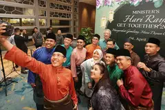Menteri di Pejabat Perdana Menteri yang juga Menteri Kedua (Pendidikan merangkap Ehwal Luar), Dr Mohamad Maliki Osman memetik gambar swafoto bersama dengan menteri dan Anggota Parlimen (AP) semasa Perjumpaan Hari Raya Menteri 2025 di Hotel Pan Pacific. Bersamanya (ikut putaran jam, dari kiri) AP GRC Pasir-Ris Punggol, Encik Sharael Taha; AP GRC Jalan Besar, Dr Wan Rizal Wan Zakariah; AP GRC Chua Chu Kang, Encik Zhulkarnain Abdul Rahim; Menteri Negara (Ehwal Dalam Negeri merangkap Pembangunan Negara), Profesor Madya Dr Muhammad Faishal Ibrahim; Menteri Kanan, Encik Teo Chee Hean; Timbalan Perdana Menteri (DPM), Encik Heng Swee Keat; Menteri Bertanggungjawab bagi Ehwal Masyarakat Islam, Encik Masagos Zulkifli Masagos Mohamad; AP GRC Marine Parade, Encik Mohd Fahmi Aliman; Menteri Negara (Penerangan dan Pembangunan Digital merangkap Kesihatan), Cik Rahayu Mahzam; Menteri Negara Kanan (Pertahanan merangkap Tenaga Manusia), Encik Zaqy Mohamad (baju hijau); AP GRC Bishan-Toa Payoh, Encik Saktiandi Supaat (baju merah); dan AP GRC Ang Mo Kio, Cik Nadia Samdin.