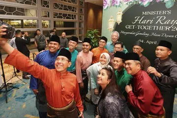 Menteri di Pejabat Perdana Menteri yang juga Menteri Kedua (Pendidikan merangkap Ehwal Luar), Dr Mohamad Maliki Osman memetik gambar swafoto bersama dengan menteri dan Anggota Parlimen (AP) semasa Perjumpaan Hari Raya Menteri 2025 di Hotel Pan Pacific. Bersamanya (ikut putaran jam, dari kiri) AP GRC Pasir-Ris Punggol, Encik Sharael Taha; AP GRC Jalan Besar, Dr Wan Rizal Wan Zakariah; AP GRC Chua Chu Kang, Encik Zhulkarnain Abdul Rahim; Menteri Negara (Ehwal Dalam Negeri merangkap Pembangunan Negara), Profesor Madya Dr Muhammad Faishal Ibrahim; Menteri Kanan, Encik Teo Chee Hean; Timbalan Perdana Menteri (DPM), Encik Heng Swee Keat; Menteri Bertanggungjawab bagi Ehwal Masyarakat Islam, Encik Masagos Zulkifli Masagos Mohamad; AP GRC Marine Parade, Encik Mohd Fahmi Aliman; Menteri Negara (Penerangan dan Pembangunan Digital merangkap Kesihatan), Cik Rahayu Mahzam; Menteri Negara Kanan (Pertahanan merangkap Tenaga Manusia), Encik Zaqy Mohamad (baju hijau); AP GRC Bishan-Toa Payoh, Encik Saktiandi Supaat (baju merah); dan AP GRC Ang Mo Kio, Cik Nadia Samdin.