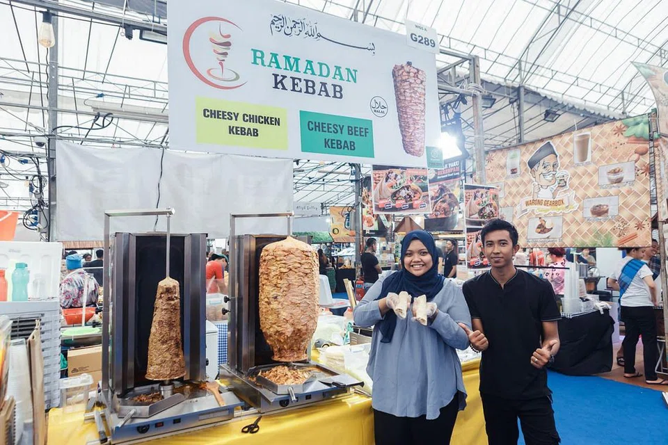 BERI NILAI LEBIH BAIK: Cik Nur Azlina Azlan bersama salah seorang pekerjanya, tahun ini menawarkan kelainan dengan menawarkan kebab rendang. - Foto BM oleh IQBAL FAIZAL