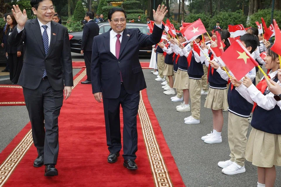 Perdana Menteri Encik Lawrence Wong (kiri) dan rakan sejawatnya dari Vietnam, Encik Pham Minh Chinh ketika Encik Wong melawat Vietnam pada 26 Mac 2025. 