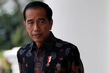 FOKUS EKONOMI: Sewaktu ditemuramah Bloomberg, Presiden Joko Widodo berkongsi rancangannya menarik lebih banyak pelabur dengan meringankan undang-undang berkaitan tenaga buruh, mengurangkan cukai korporat menjelang 2021, serta meningkatkan lagi modal insan yang bermutu. Dalam pidato pertamanya selepas pelantikannya, wawasannya ialah pendapatan per kapita rakyat Indonesia sebanyak Rp27 juta ($2,618) sebulan. - Foto REUTERS