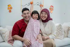 Cik Fazura Poh bersama suaminya, Encik Mohammed Farid Abdullah, 34 tahun, dan anak mereka, Erina En Ting Mohammed Farid, lima tahun. 