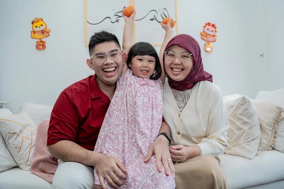 Cik Fazura Poh bersama suaminya, Encik Mohammed Farid Abdullah, 34 tahun, dan anak mereka, Erina En Ting Mohammed Farid, lima tahun. 