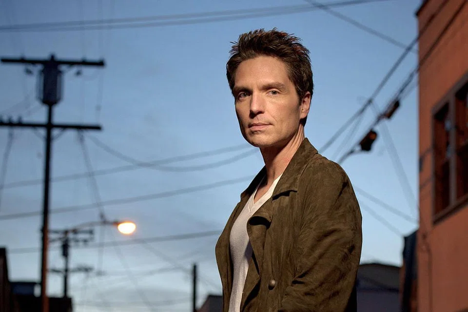 TERINGATKAN PRAMUGARI JELITA: Lagu popular Richard Marx, 'Angelia' adalah yang rambang dicipta mengambil inspirasi nama pramugari jelita yang ditemuinya dalam penerbangan ke Dallas. - Foto UNIVERSAL MUSIC
