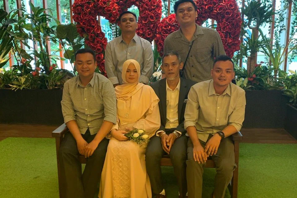 Hafidz Rahman (belakang, kanan) bersama tiga adik-beradik lelakinya dan ibu bapa sewaktu pernikahan semua orang tua mereka pada 2019.