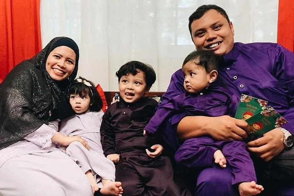 TERIMA REALITI: Cik Siti Nurlia bersama suami, Encik Muhammad Haiqal dan anak-anak mereka pada Hari Raya. - Foto ihsan SITI NURLIA SUBARI