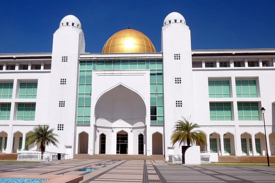 SENI BINA MENARIK: Perpustakaan Universiti Antarabangsa Albukhary (AiU) dihiasi kubah berwarna emas yang diilhamkan daripada Masjid Qubbatus Sakhra atau nama Inggerisnya 'Dome of the Rock' di Baitulmakdis. 