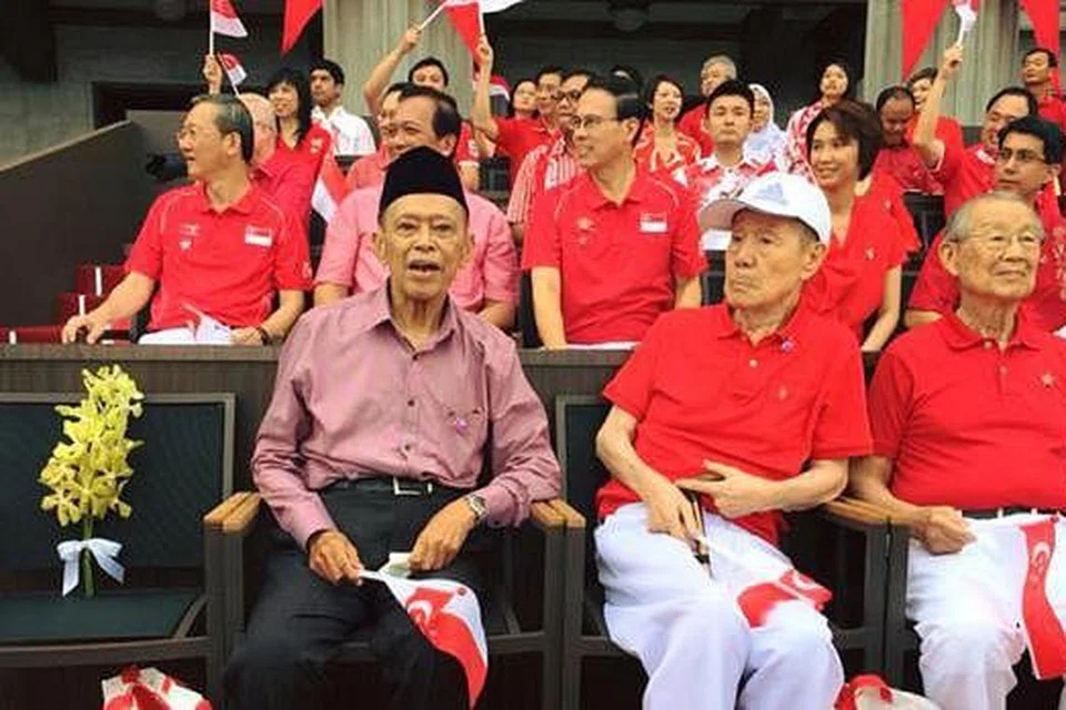 DIBERI PENGHORMATAN: (Dari kiri) Encik Othman Wok, Encik Jek Yeun Thong dan Encik Ong Pang Boon duduk sebelah kerusi mendiang Encik Lee Kuan Yew yang dikosongkan bagi memberi penghormatan kepada mendiang di Perbarisan Hari Kebangsaan semalam. - Foto FACEBOOK DR YAACOB IBRAHIM