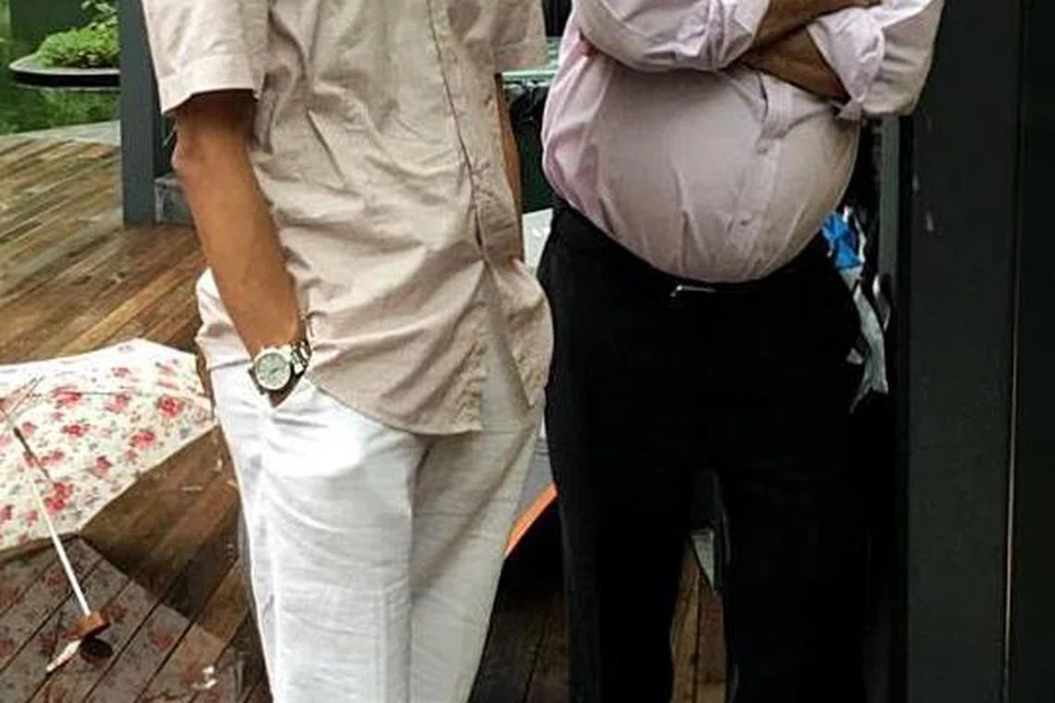 ANAK AYAH: Encik Shahrin bergambar bersama bapanya, Encik Abdol Salam T A Rahman, 75 tahun. Sebagai abang sulung, Encik Shahrin membantu bapanya berjualan di kedai runcit di Clementi ketika zaman kanak-kanaknya.