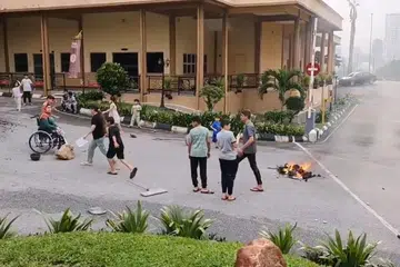 Video kekecohan melibatkan beberapa pelarian Palestin, yang telah tular di media sosial, menunjukkan unggun api kecil dan pasu besar pecah di luar bangunan Wisma Transit di Kuala Lumpur pada 4 Januari.