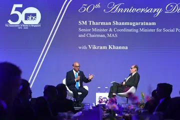 SESI DIALOG: Menteri Kanan merangkap Menteri Penyelaras bagi Dasar Sosial, Encik Tharman Shanmugaratnam (kiri), menerangkan peranan yang boleh Singapura mainkan dalam memangkin kewangan untuk manfaat rantau dan dunia ketika menjawab soalan oleh editor bersekutu The Straits Times, Encik Vikram Khanna, yang juga moderator sesi dialog itu.