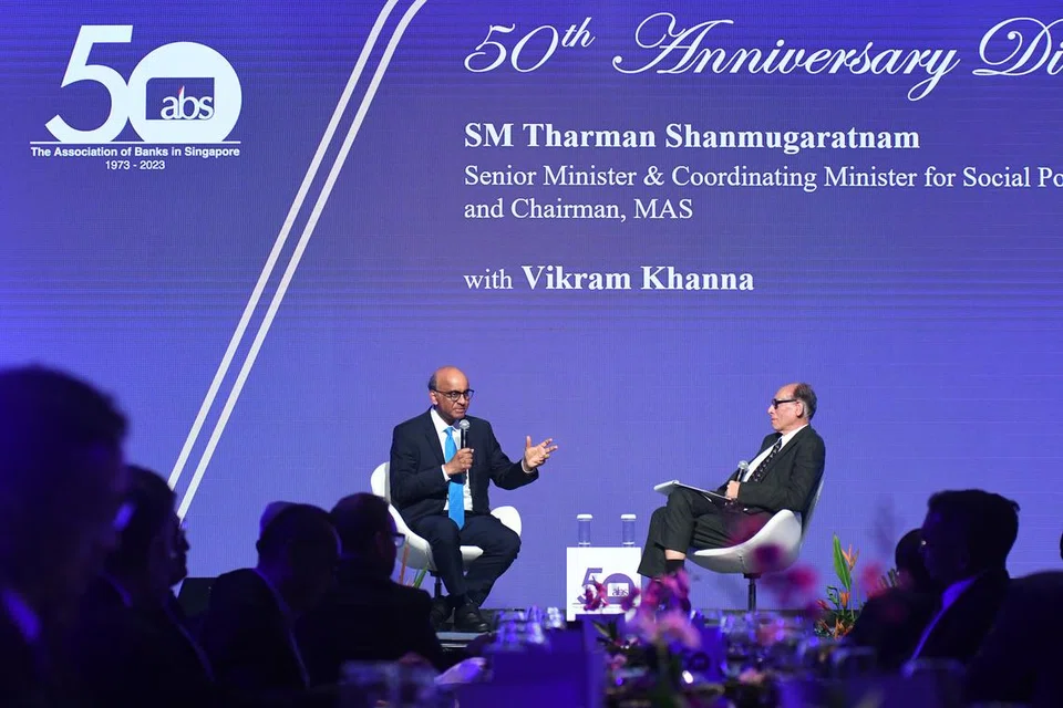 SESI DIALOG: Menteri Kanan merangkap Menteri Penyelaras bagi Dasar Sosial, Encik Tharman Shanmugaratnam (kiri), menerangkan peranan yang boleh Singapura mainkan dalam memangkin kewangan untuk manfaat rantau dan dunia ketika menjawab soalan oleh editor bersekutu The Straits Times, Encik Vikram Khanna, yang juga moderator sesi dialog itu.