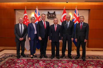 (Dari kanan) Menteri Ehwal Luar, Dr Vivian Balakrishnan; Menteri Pertahanan, Dr Ng Eng Hen; Timbalan Perdana Menteri merangkap Menteri Perdagangan dan Perusahaan, Encik Gan Kim Yong; Timbalan Perdana Menteri Australia merangkap Menteri Pertahanan, Encik Richard Marles; Menteri Luar Australia, Cik Penny Wong; Menteri Perdagangan dan Pelancongan Australia, Encik Don Farrell, menghadiri Mesyuarat Jawatankuasa Kementerian Bersama Singapura-Australia (SAJMC) yang ke-14 pada 3 Disember.