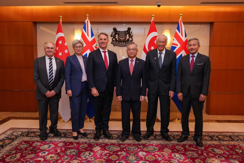 (Dari kanan) Menteri Ehwal Luar, Dr Vivian Balakrishnan; Menteri Pertahanan, Dr Ng Eng Hen; Timbalan Perdana Menteri merangkap Menteri Perdagangan dan Perusahaan, Encik Gan Kim Yong; Timbalan Perdana Menteri Australia merangkap Menteri Pertahanan, Encik Richard Marles; Menteri Luar Australia, Cik Penny Wong; Menteri Perdagangan dan Pelancongan Australia, Encik Don Farrell, menghadiri Mesyuarat Jawatankuasa Kementerian Bersama Singapura-Australia (SAJMC) yang ke-14 pada 3 Disember.