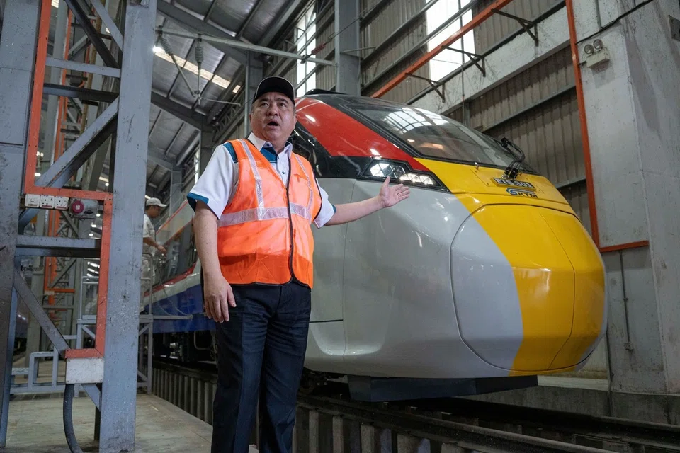 Menteri Pengangkutan, Encik Anthony Loke, menunjukkan Tren Elektrik (ETS) ketika lawatan ke Depoh Keretapi Tanah Melayu Bhd (KTMB) di Batu Gajah, Perak.