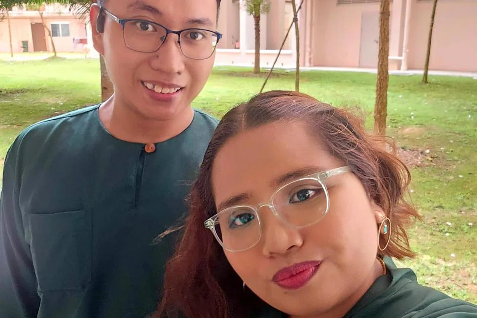 PERSIAPAN SEBELUM KAHWIN: Pasangan muda yang baru mendirikan rumah tangga sekitar setahun lalu, Cik Noor Erna Syarinie Noor Hirwan (depan) dan suaminya, Encik Muhammad Harishwan Abdull Haris, telah menyertai Program Persiapan Rumah tangga anjuran INSPIRASI PPIS.
