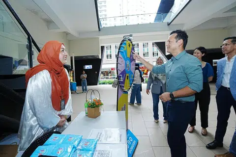 Menteri Negara Kanan (Pertahanan merangkap Tenaga Manusia), Encik Zaqy Mohamad (kanan), mencuba permainan di salah satu reruai dalam Pesta Pelancaran OMGxBH.