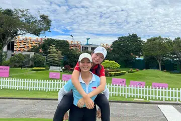 RAPAT NAMUN TETAP BERSAING: Pemain golf adik-beradik, Denise Ng (di belakang) dan Jaymie Ng mempunyai hubungan rapat di dalam dan luar padang golf.
