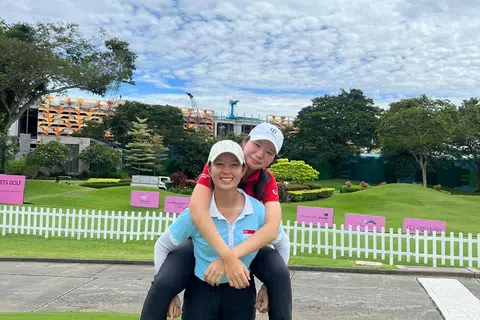 RAPAT NAMUN TETAP BERSAING: Pemain golf adik-beradik, Denise Ng (di belakang) dan Jaymie Ng mempunyai hubungan rapat di dalam dan luar padang golf.