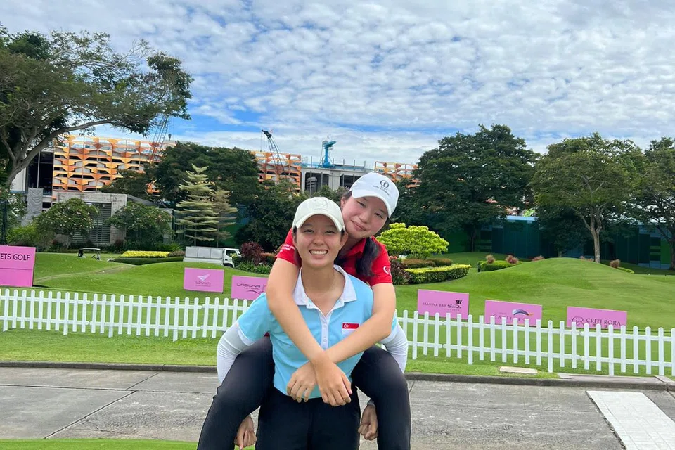 RAPAT NAMUN TETAP BERSAING: Pemain golf adik-beradik, Denise Ng (di belakang) dan Jaymie Ng mempunyai hubungan rapat di dalam dan luar padang golf.