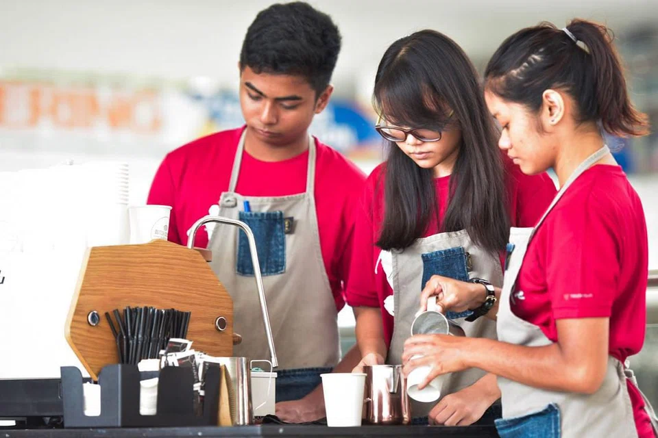 RAIH MANFAAT: Golongan belia seperti (dari kiri) Safyullah Saffarullah, Natasha Rafa Chan, dan Nur Shadrina Khairul Rodhi berpeluang meraih manfaat daripada program memperkasa diri yang dilancarkan Singapore Youth Impact Collective. - Foto BH oleh MATTHIAS CHONG